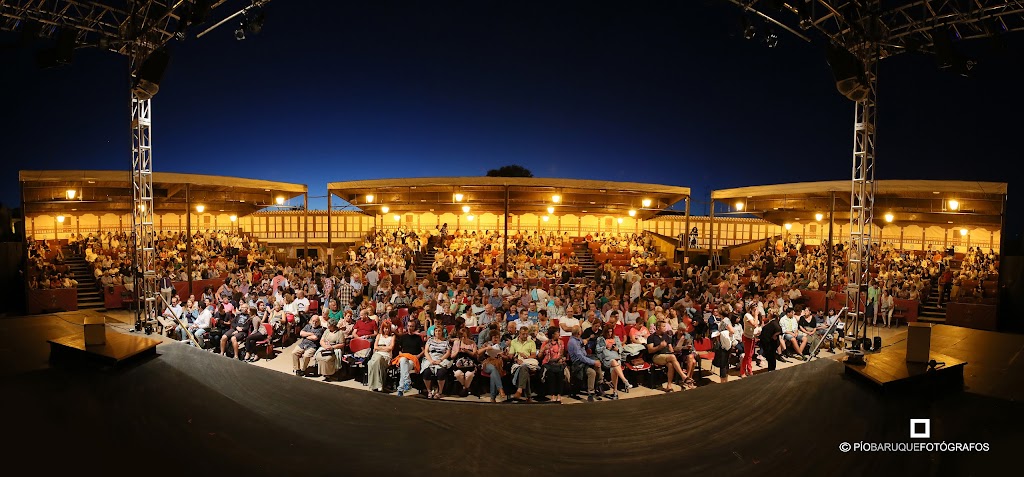 Audiencia de un espectáculo en la corralada de comedias, la cuál recrea las corraladas clásicas en las cuales se solían representar obras de teatro