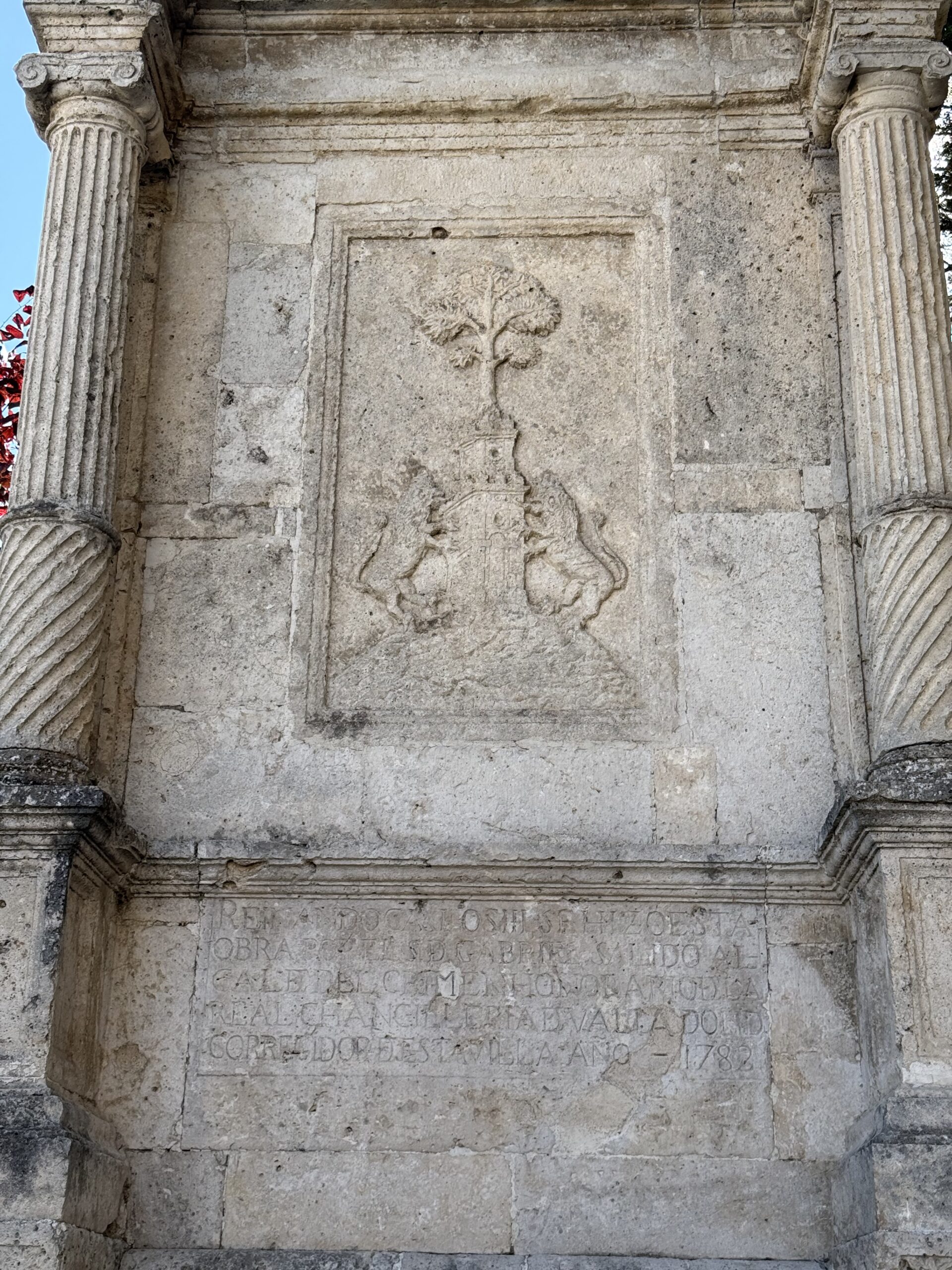 Escudo en la fuente caño nuevo