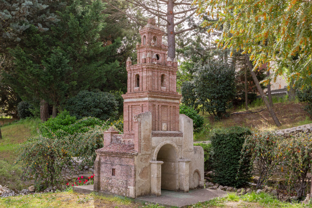 Imagen de la replica de la iglesia de San Boal, una de las replicas del parque temático Mudéjar en la villa de Olmedo