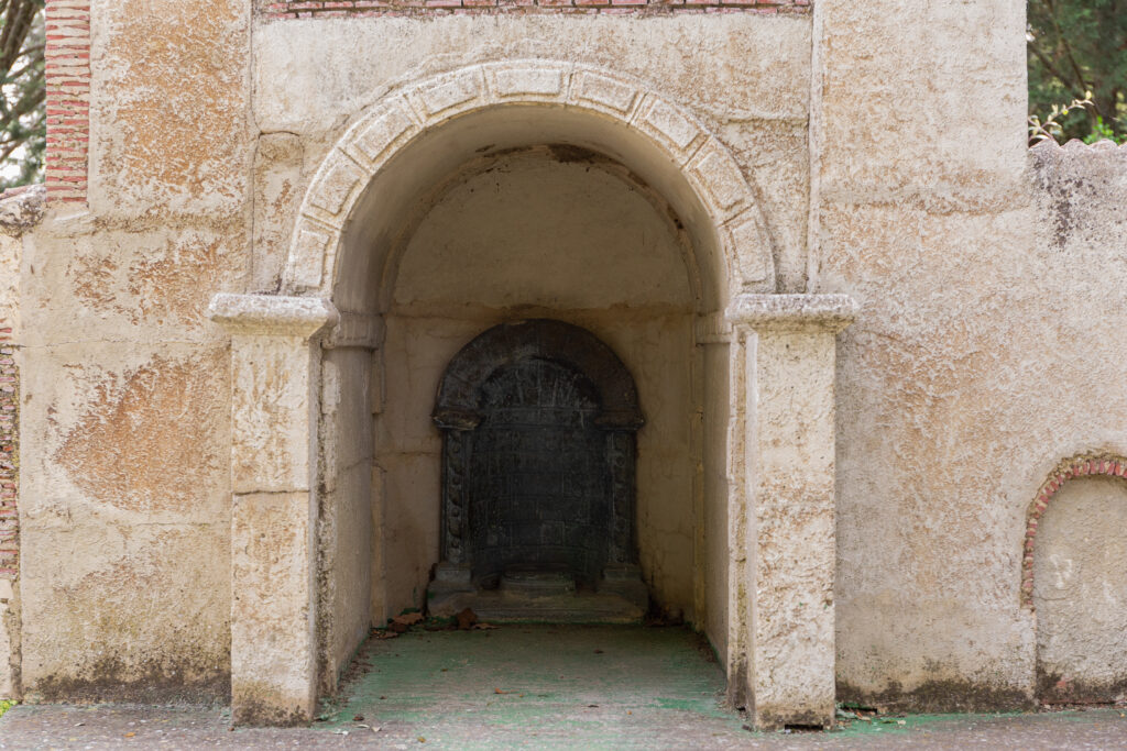 Imagen de la replica de la iglesia de San Boal, una de las replicas del parque temático Mudéjar en la villa de Olmedo