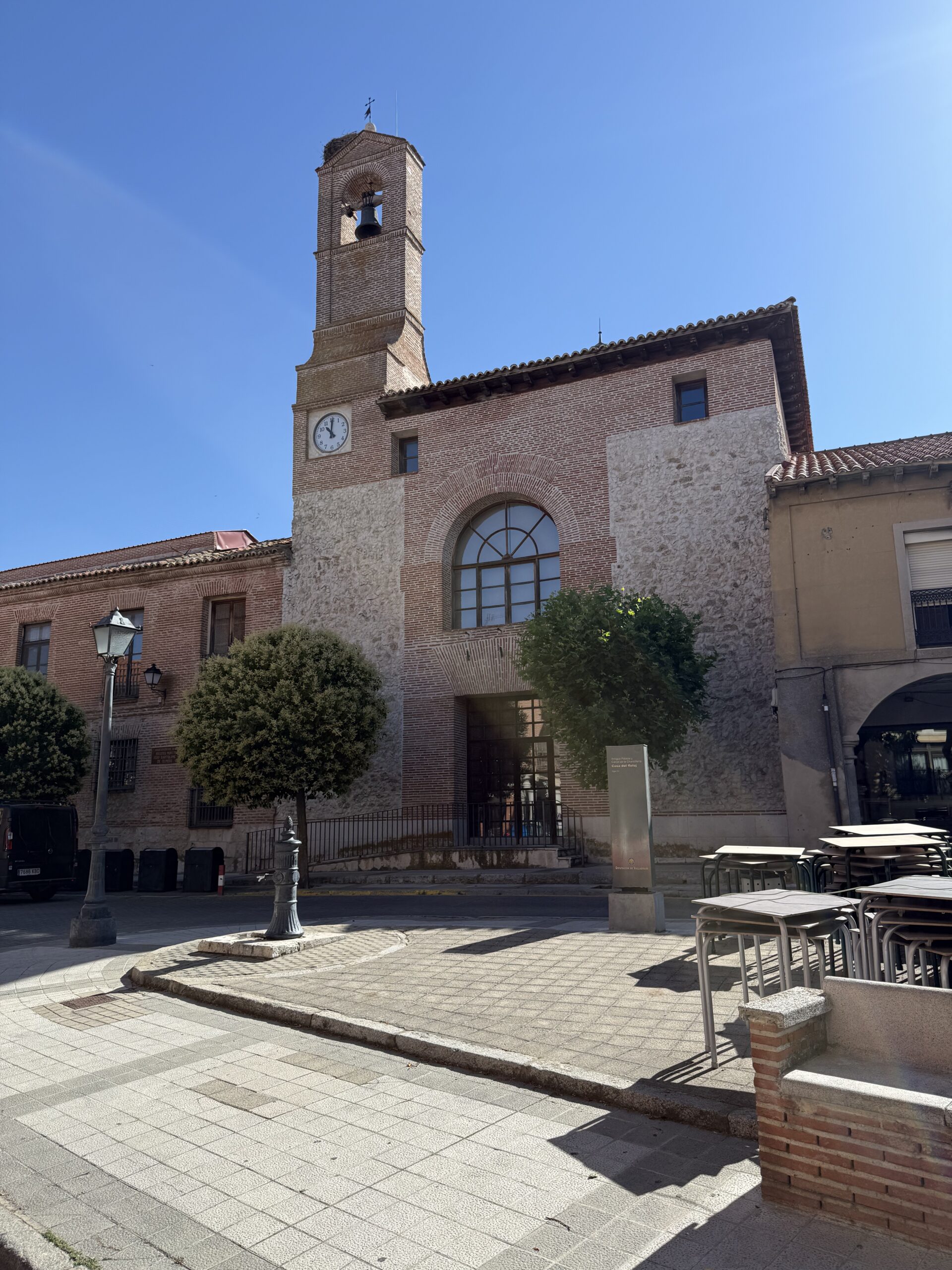 Vista de la torre del reloj desde la plaza
