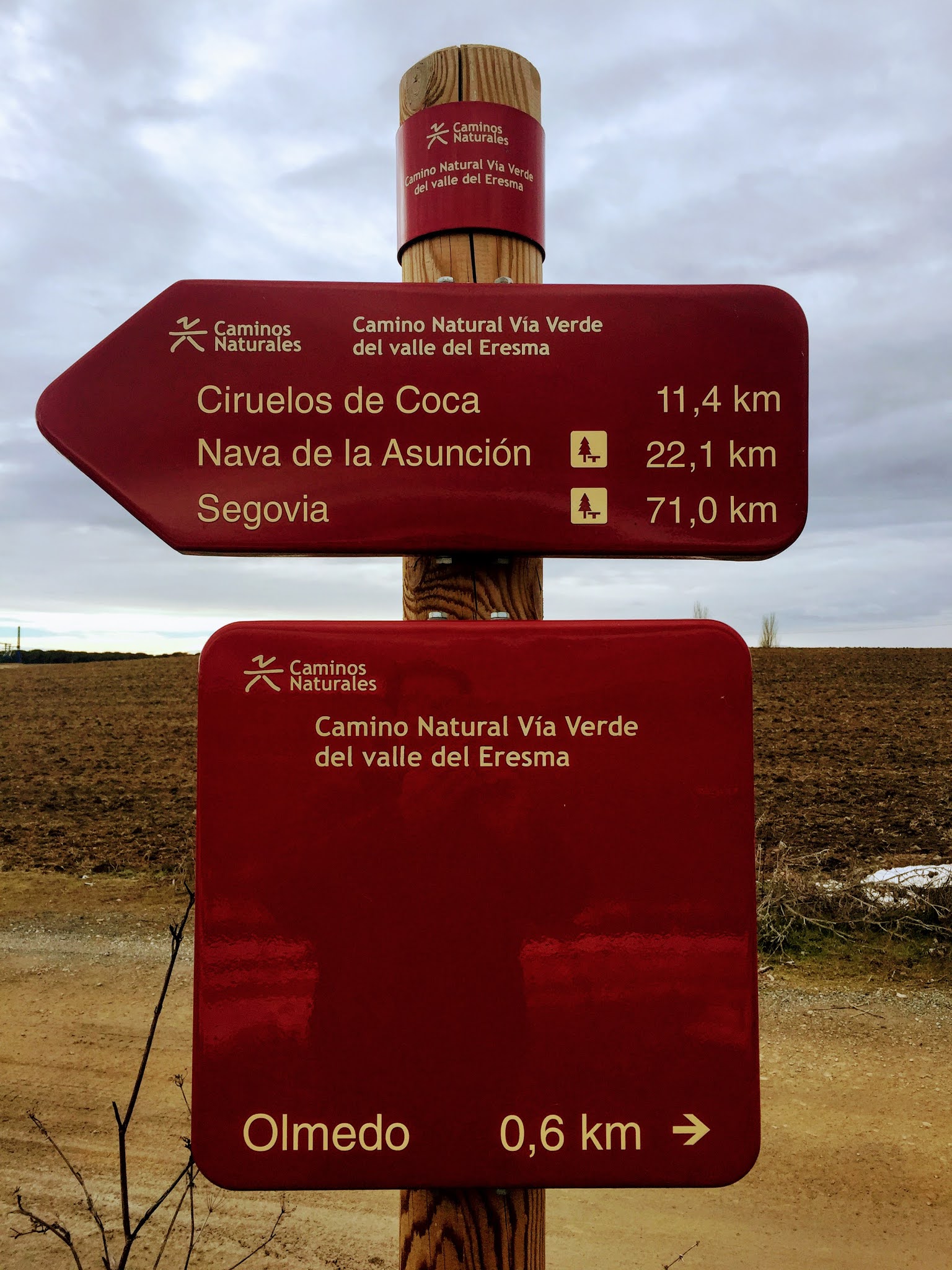 Carteles indicando la ruta a seguir para continuar con la Vía verde