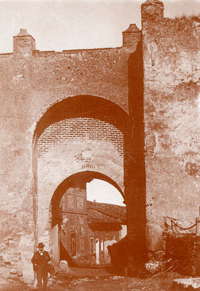 Foto antigua del arco de san Miguel