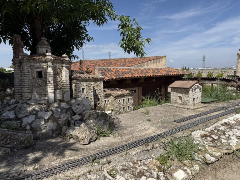 Fotografía de la replica del monasterio de San Saturio