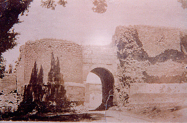 Foto antigua del monumento la arco de San Martín