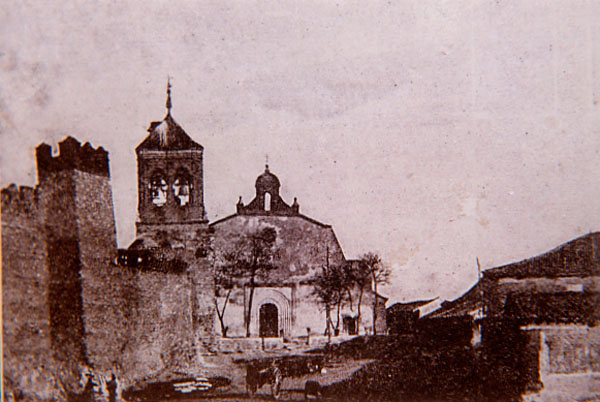 Foto antigua de la iglesia de San Miguel
