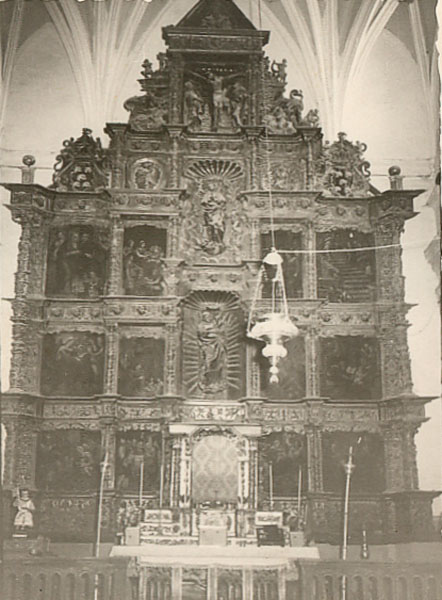 Foto antigua del retablo en la iglesia santa María
