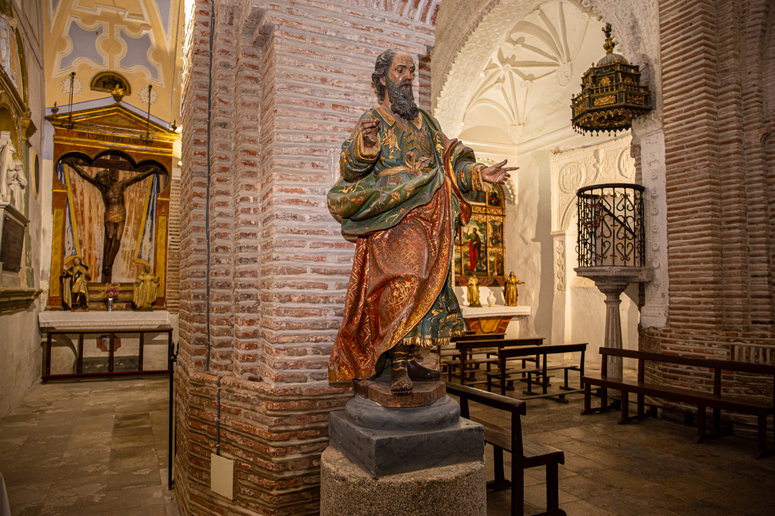 Imagen del interior de la iglesia san Miguel muestra una de las figuras de los santos