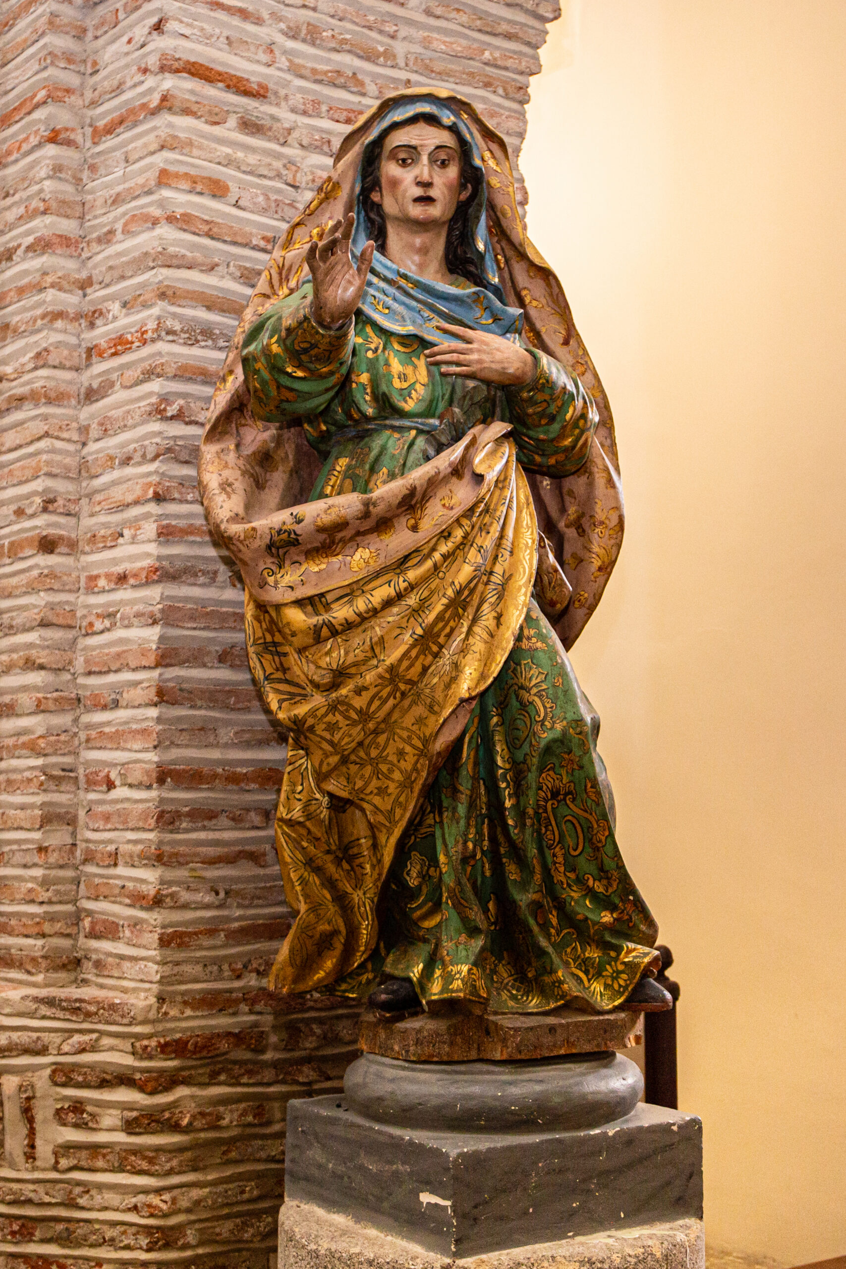 Imagen del interior de la iglesia san Miguel muestra una de las figuras de las santas