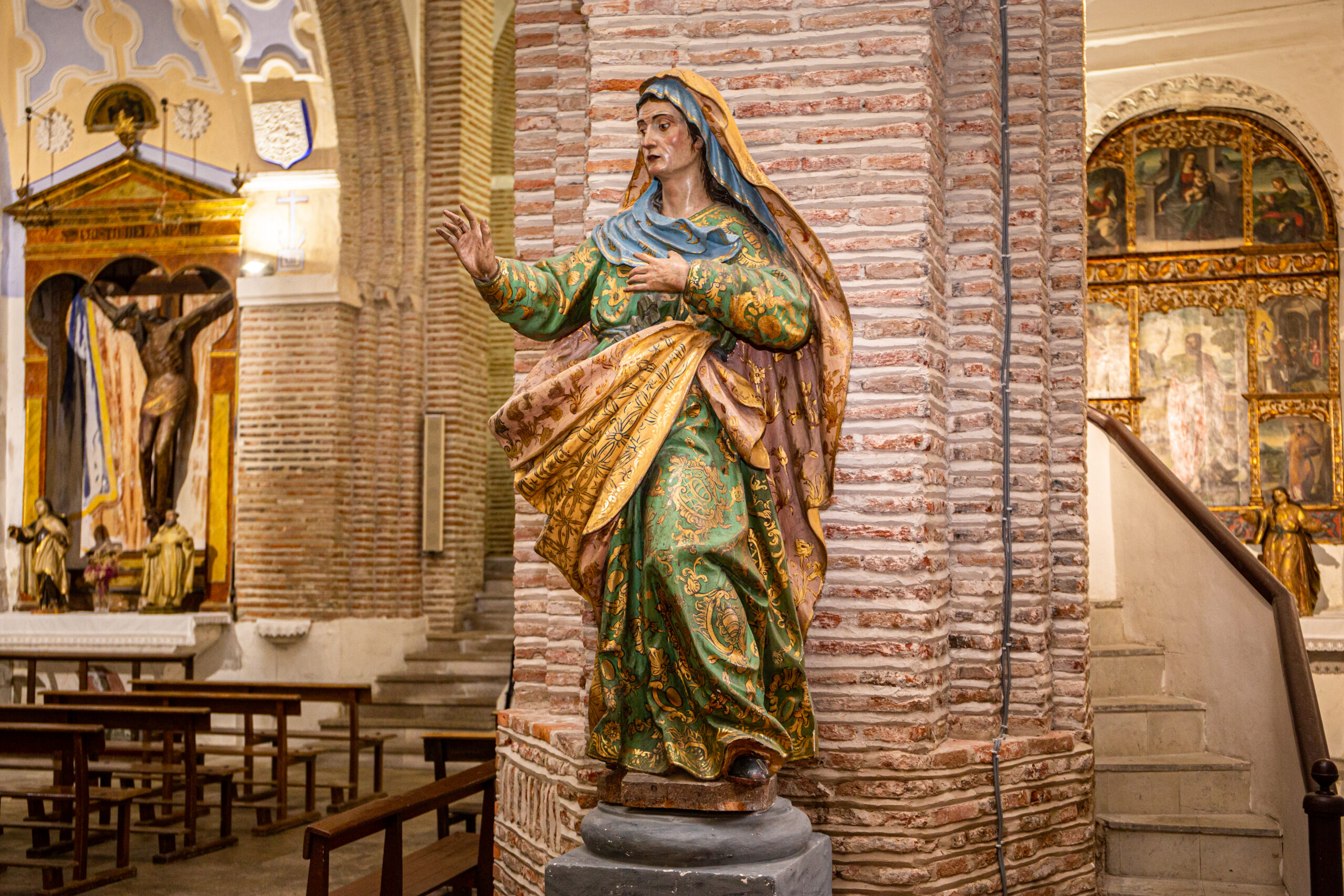 Imagen del interior de la iglesia san Miguel muestra una de las figuras de las santas