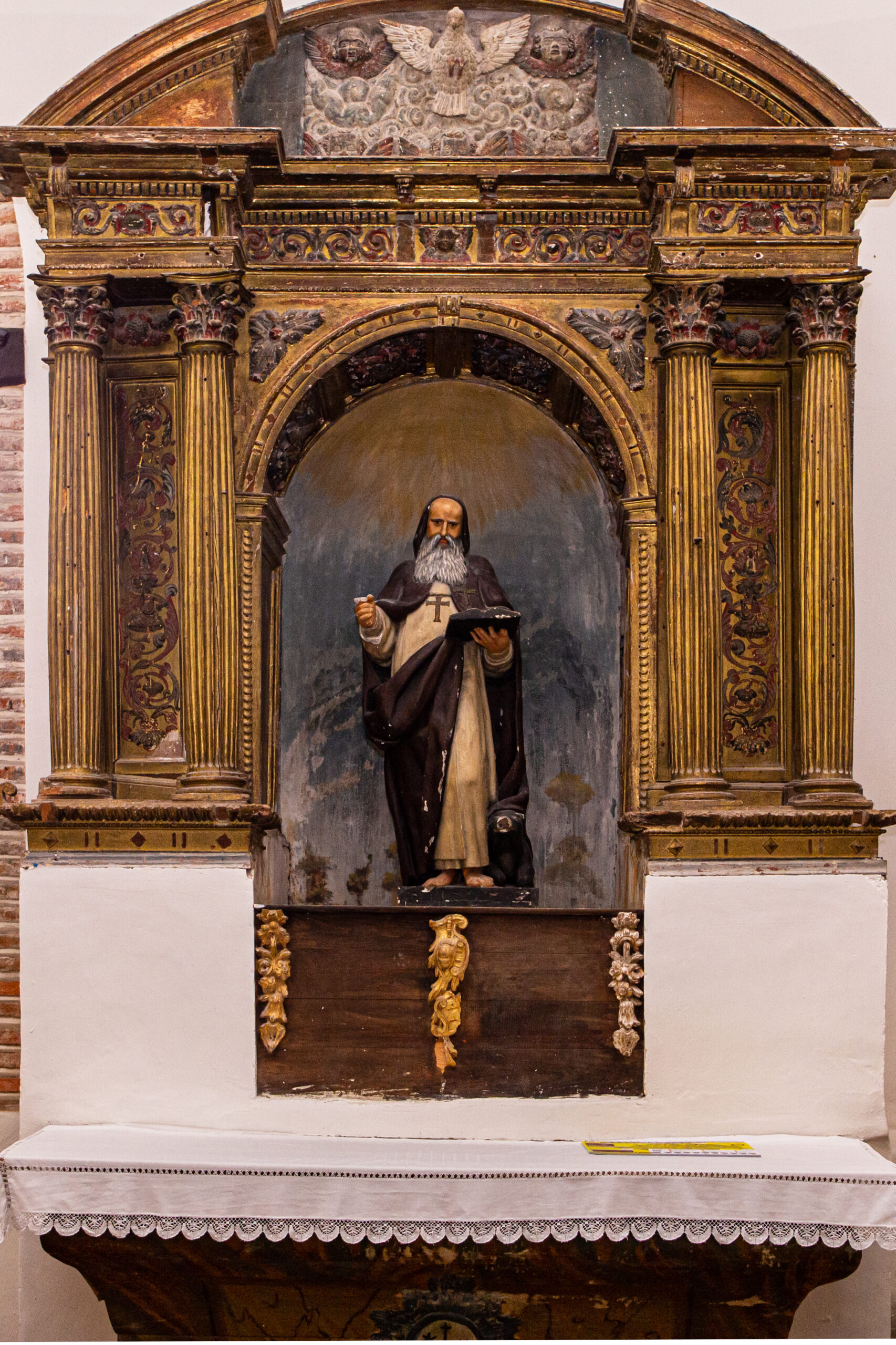 Imagen del interior de la iglesia san Miguel muestra una de las figuras de los santos
