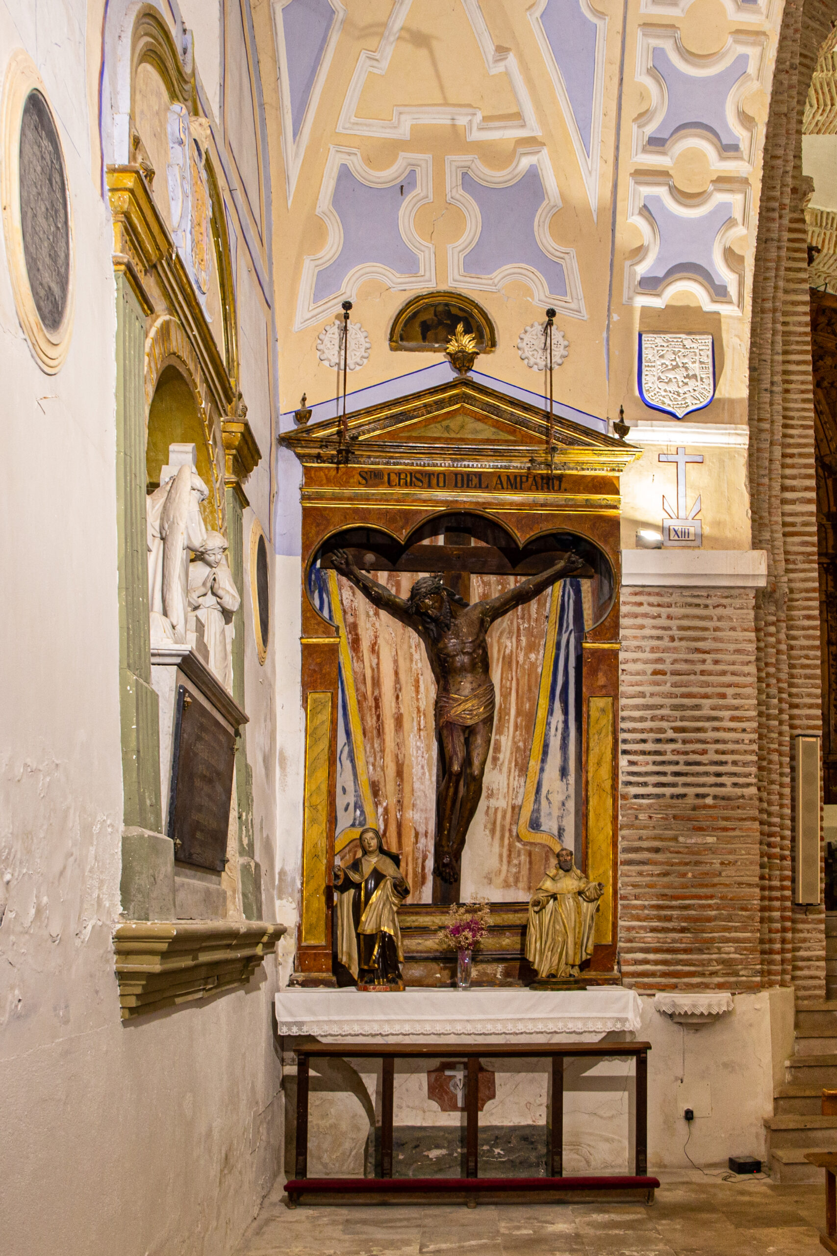 Imagen del interior de la iglesia san Miguel muestra un crucifijo del amparo