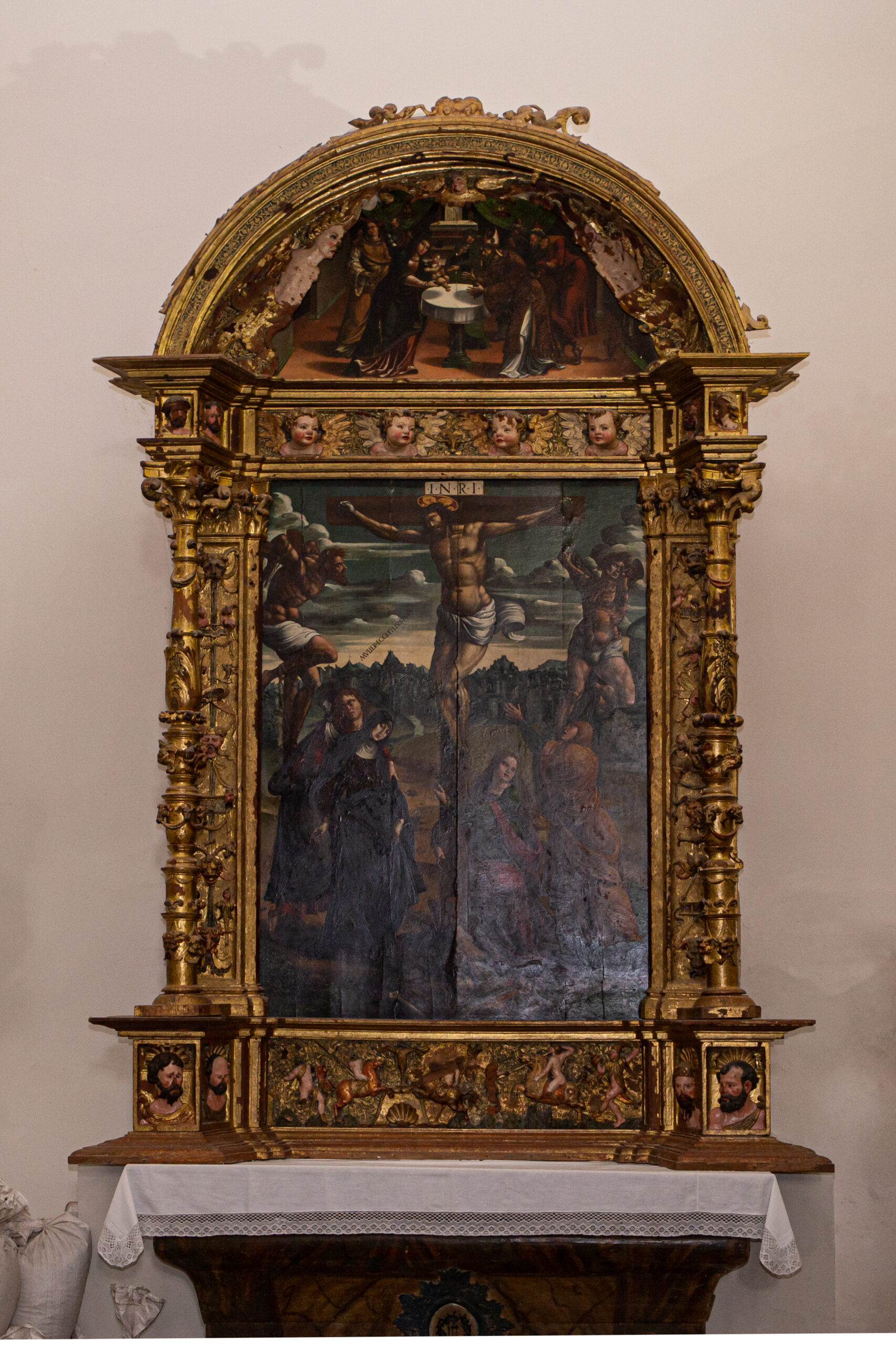 Imagen del interior de la iglesia de San Miguel, mostrando uno de los retablos. Este retablo muestra la crucifixión