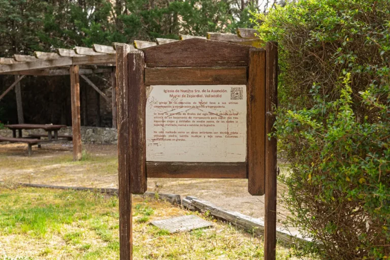Imagen del cartel informativo de la iglesia de nuestra señora de la Asunción dentro del parque temático Mudéjar