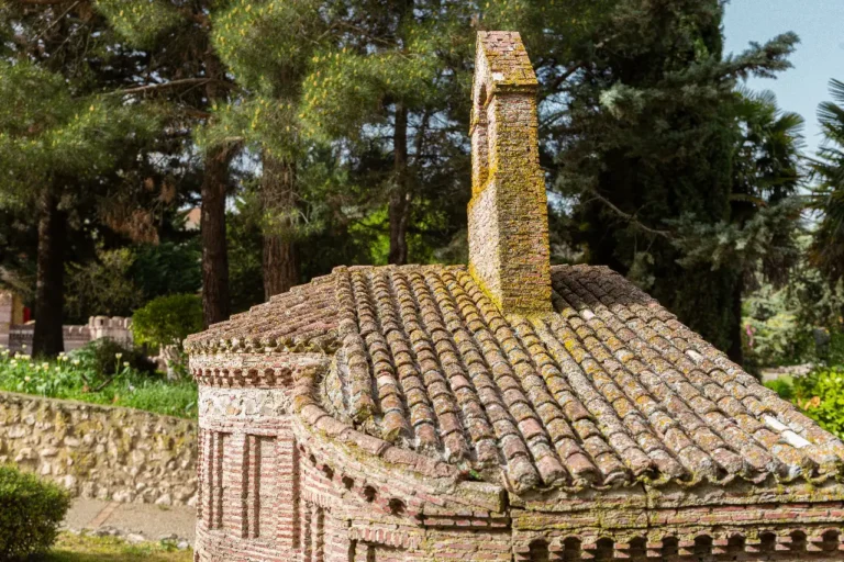 Imagen de la replica de la iglesia de nuestra señora de la Asunción, muestra el techo de la estructura