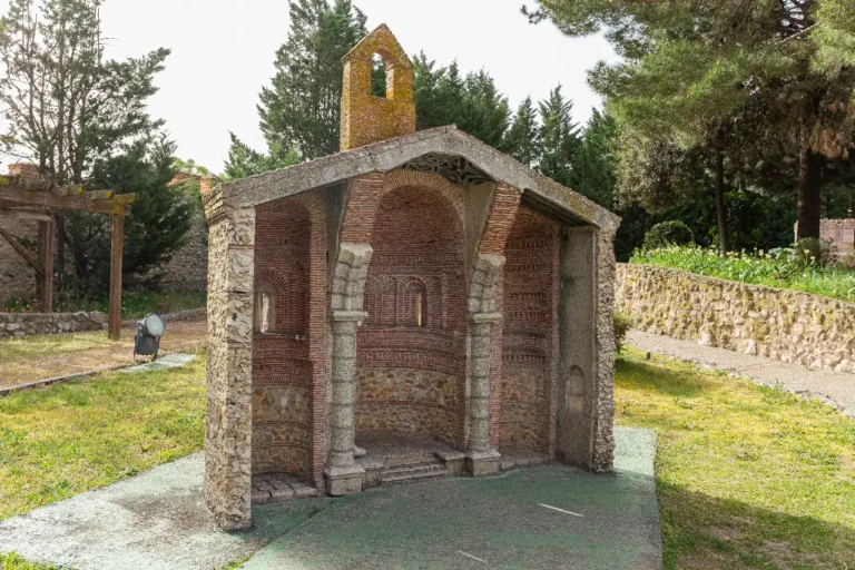 Imagen de la replica de la iglesia de nuestra señora de la Asunción, muestra la parte trasera de la replica