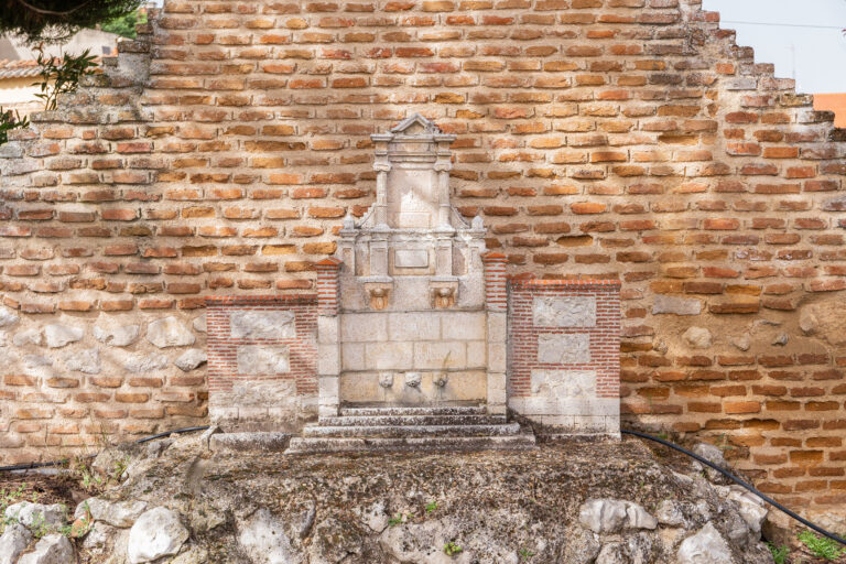 Imagen de la replica de la fuente caño nuevo, una de las replicas del parque temático Mudéjar en la villa de Olmedo