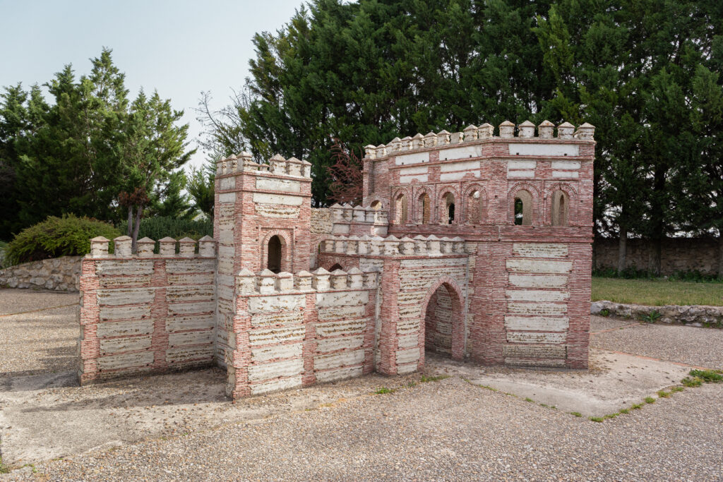 Imagen de la replica de la puerta de Cantalapiedra, una de las replicas del parque temático Mudéjar en la villa de Olmedo