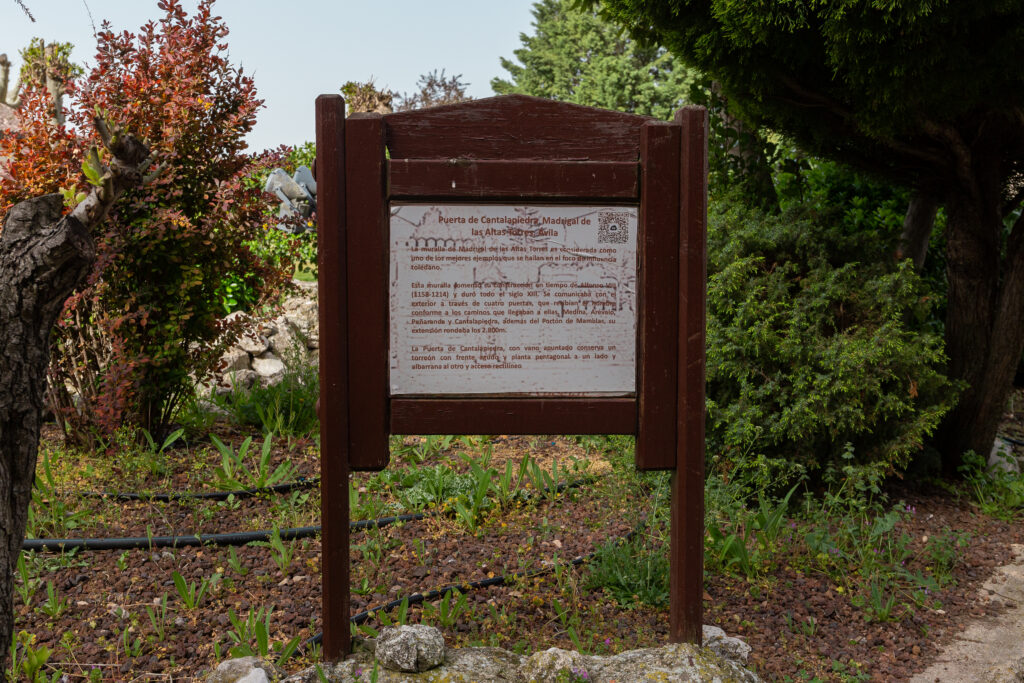 Imagen del cartel informativo de la puerta de Cantalapiedra, dentro del parque temático Mudéjar