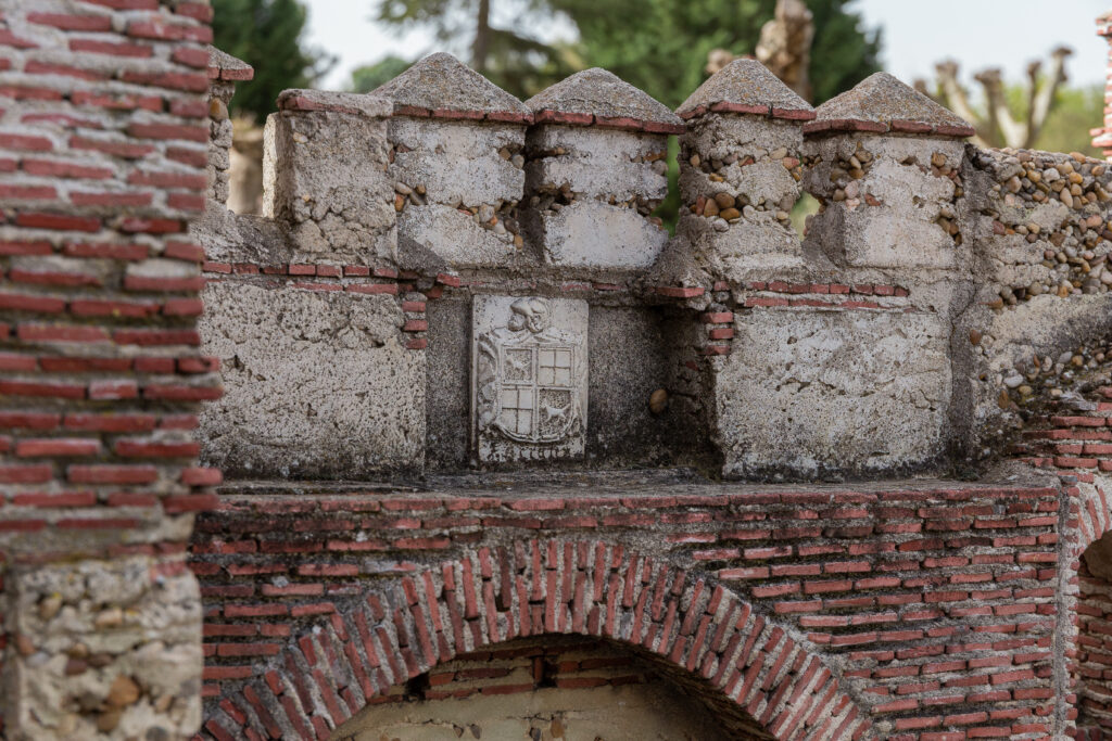 Imagen de la replica de la puerta de Cantalapiedra, una de las replicas del parque temático Mudéjar en la villa de Olmedo