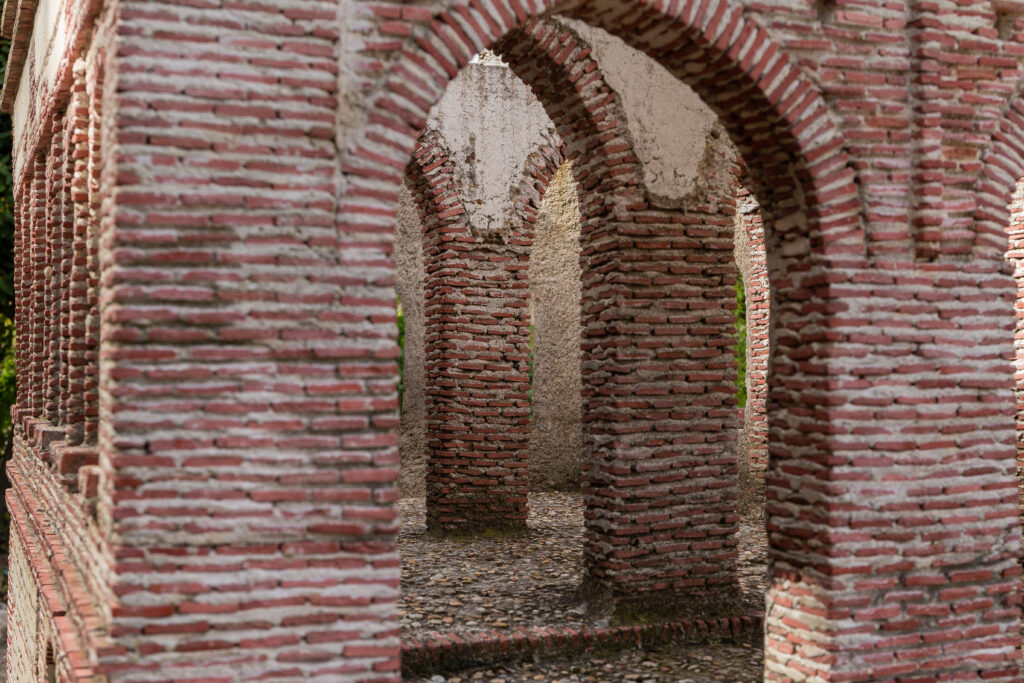 Imagen de la replica de la puerta de Cantalapiedra, muestra los arcos de la replica