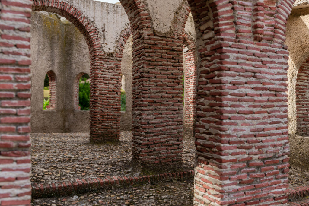 Imagen de la replica de la puerta de Cantalapiedra, muestra los arcos de la replica