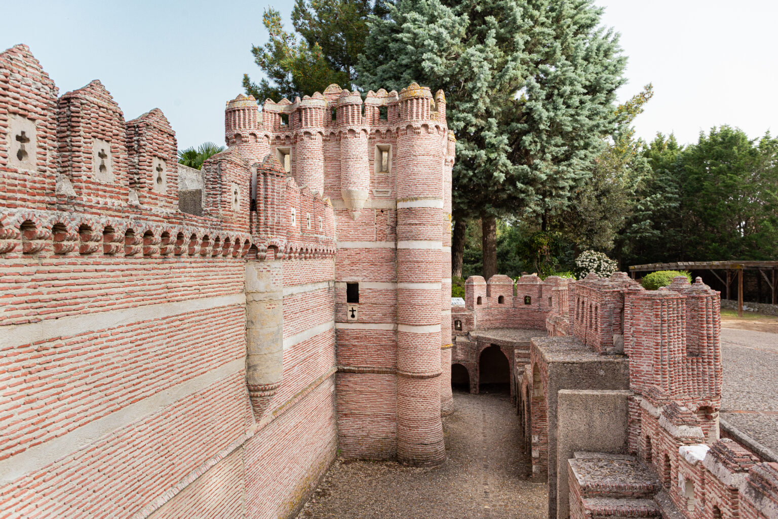 Imagen de la replica del castillo de Coca, muestra el interior de las murallas