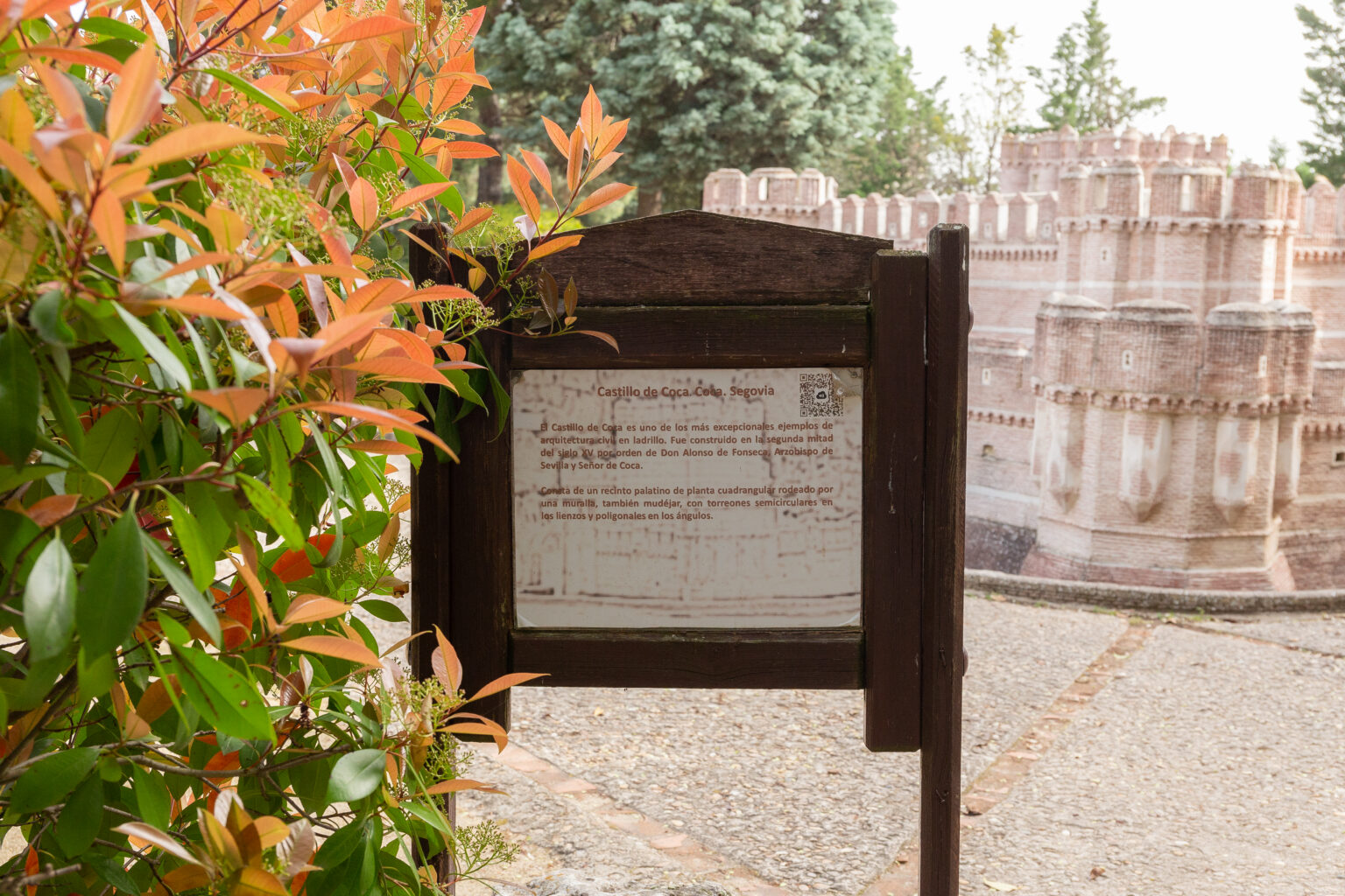 Imagen del cartel informativo del Castillo de Coca, dentro del parque temático Mudéjar