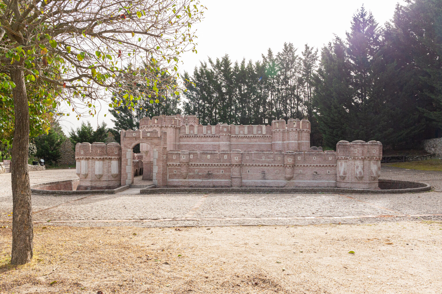 Imagen de la replica del castillo de Coca, muestra el lado trasero del castillo