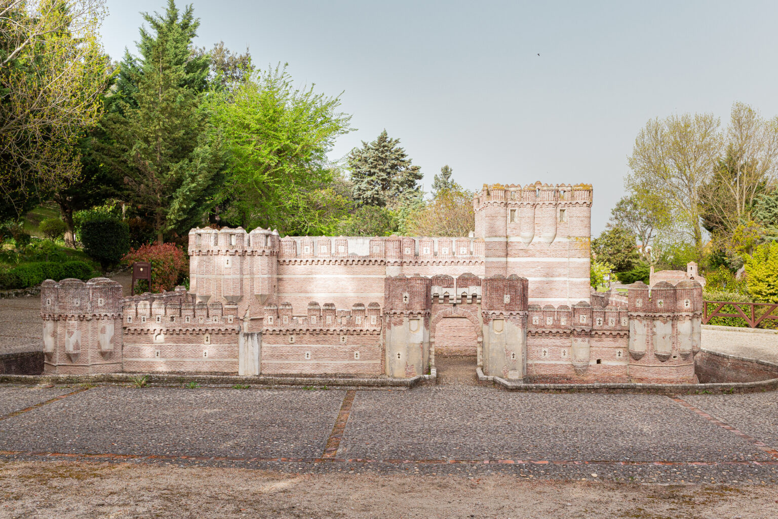 Imagen de la replica del castillo de Coca, muestra el lado frontal del castillo