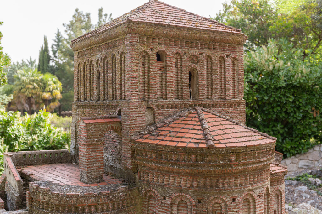 Imagen de la replica de la iglesia la Lugareja, una de las replicas del parque temático Mudéjar en la villa de Olmedo