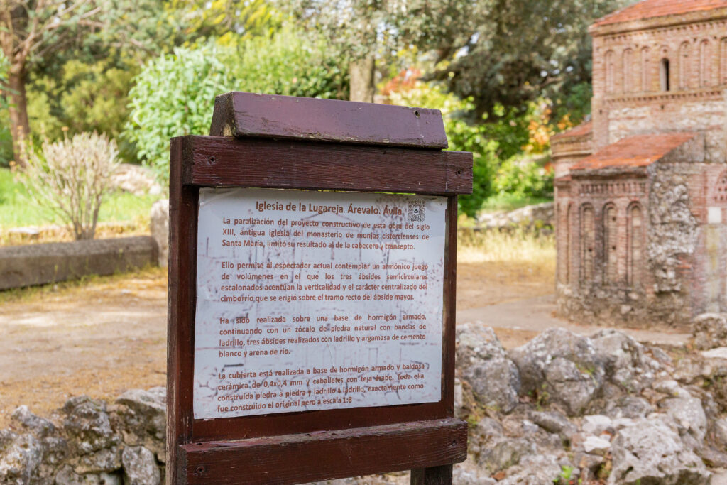Imagen del cartel informativo de la iglesia de la Lugareja dentro del parque temático Mudéjar