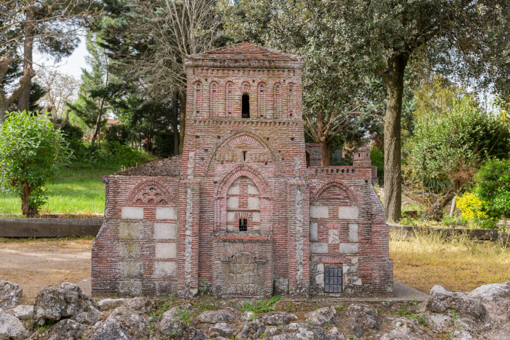 Imagen de la replica de la iglesia la Lugareja, una de las replicas del parque temático Mudéjar en la villa de Olmedo