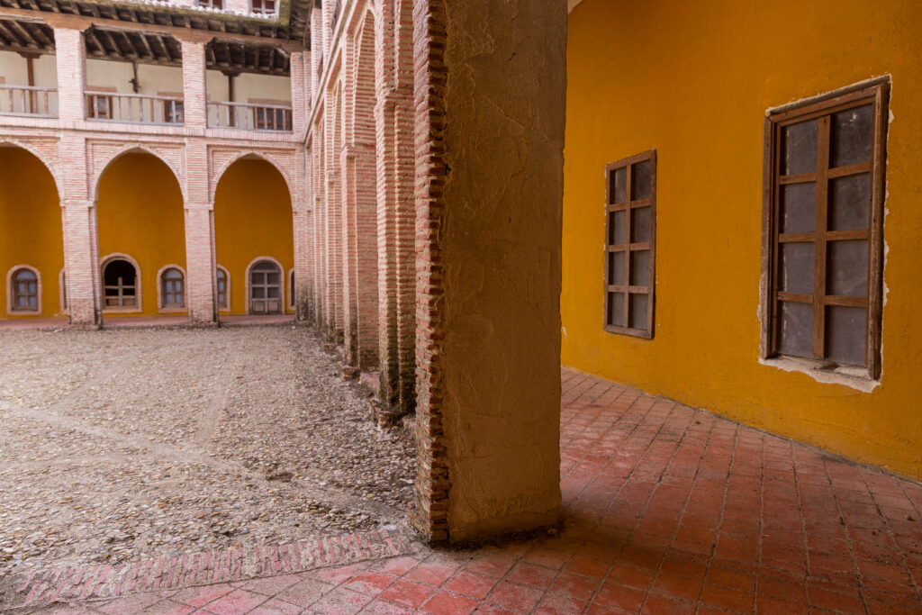 Imagen de la replica  del castillo de la Mota, muestra los pilares del patio interior