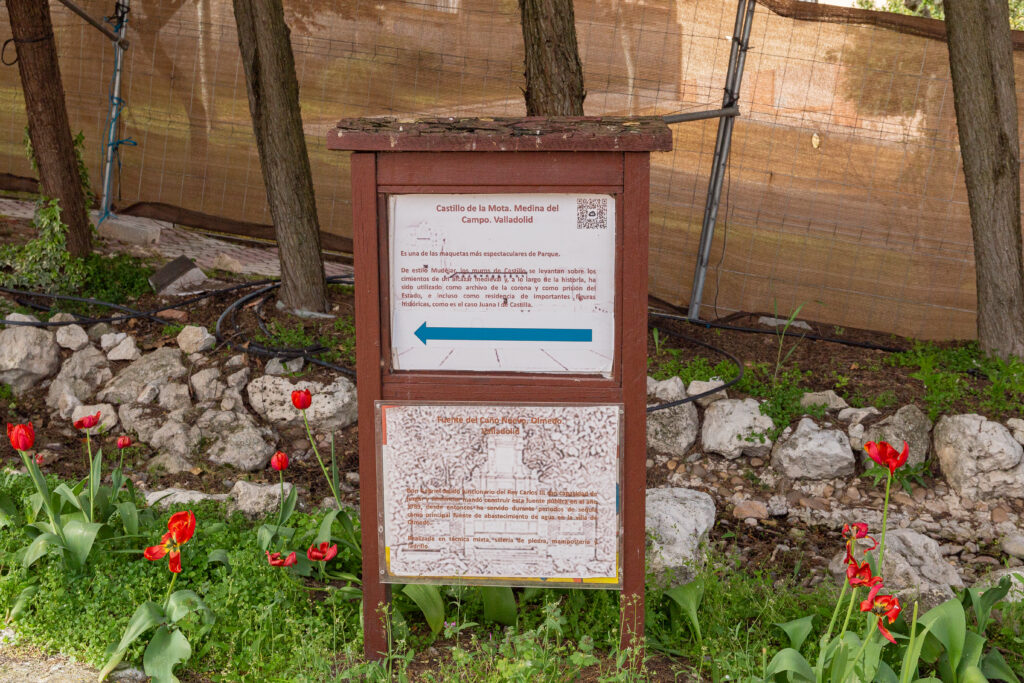 Imagen del cartel informativo del castillo de la Mota y la fuente caño nuevo dentro del parque temático Mudéjar