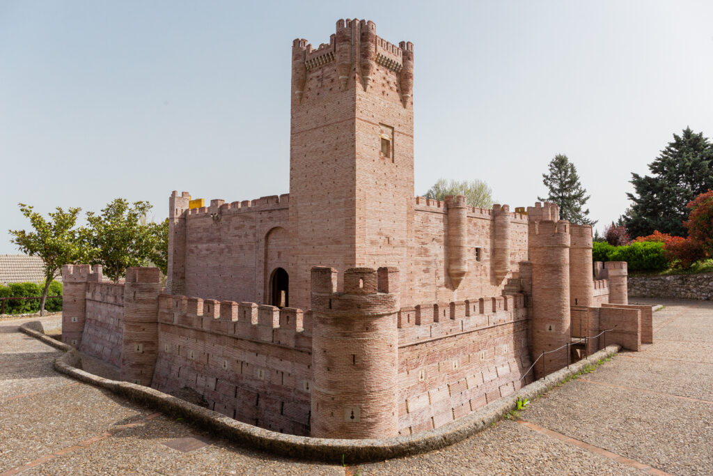 Imagen de la replica  del castillo de la Mota, muestra el exterior del castillo