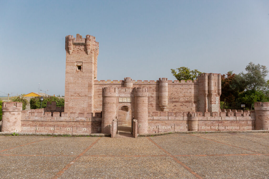 Imagen de la replica  del castillo de la Mota, muestra el exterior del castillo