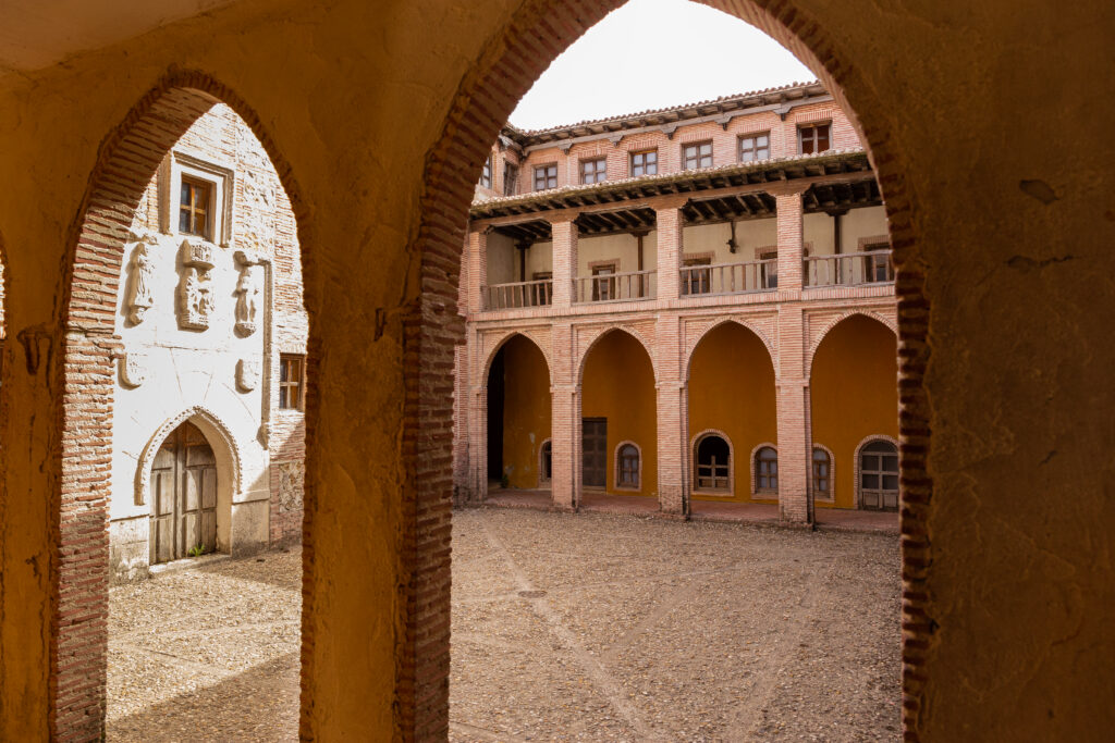 Imagen de la replica  del castillo de la Mota, muestra los arcos llevando al patio interior