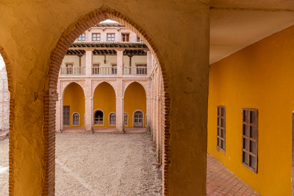 Imagen de la replica  del castillo de la Mota, muestra el patio interior