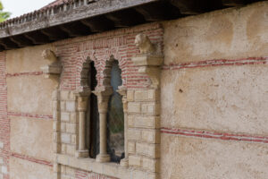 Imagen de la replica del palacio de Pedro I, muestra una de las ventanas del palacio