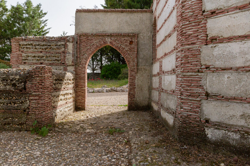 Imagen de la replica de la puerta de Medina, muestra el arco que funciona como puerta