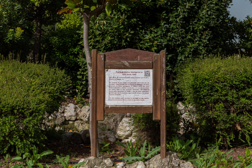 Imagen del cartel informativo de la puerta de Medina, dentro del parque temático Mudéjar