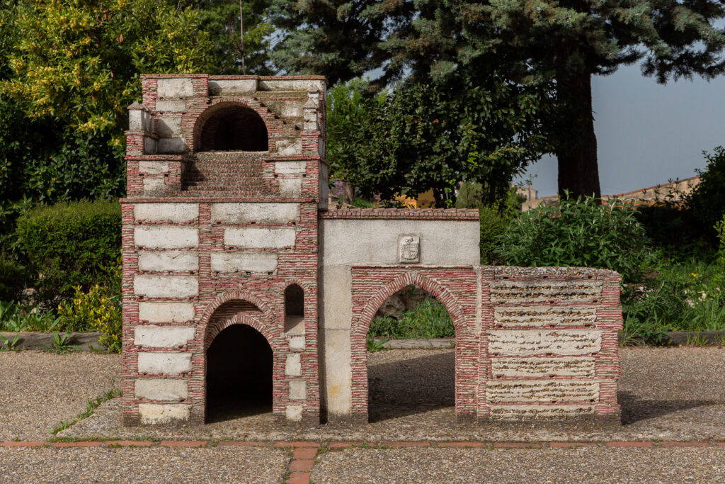 Imagen de la replica de la puerta de Medina, una de las replicas del parque temático Mudéjar en la villa de Olmedo