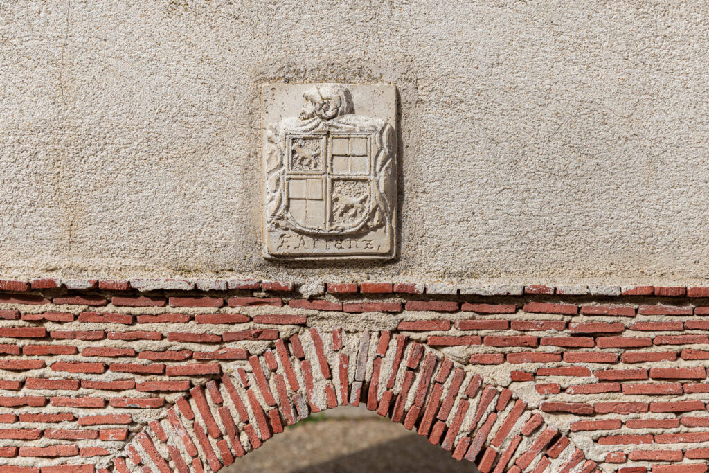 Imagen de la replica de la puerta de Medina, una de las replicas del parque temático Mudéjar en la villa de Olmedo