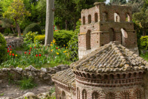 Imagen de la replica de la iglesia de San Andrés, una de las replicas del parque temático Mudéjar en la villa de Olmedo