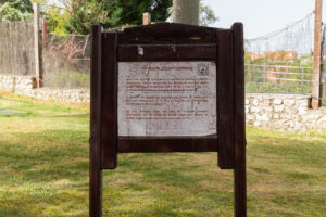 Imagen del cartel informativo de la iglesia de San Andrés dentro del parque temático Mudéjar