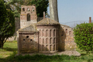 Imagen de la replica de la iglesia de San Andrés, una de las replicas del parque temático Mudéjar en la villa de Olmedo