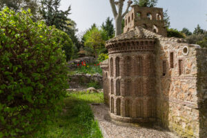 Imagen de la replica de la iglesia de San Andrés, una de las replicas del parque temático Mudéjar en la villa de Olmedo