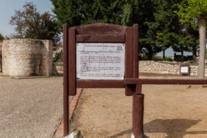 Imagen del cartel informativo de la puerta de San Basilio, dentro del parque temático Mudéjar