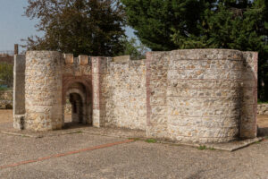 Imagen de la replica de la puerta de San Basilio, una de las replicas del parque temático Mudéjar en la villa de Olmedo